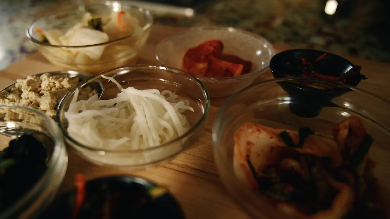Prepped ingredients in glass bowls, measured out before the wok gets hot